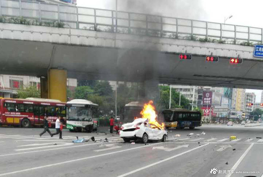 河北衡水一公交车与小车相撞 事故现场已恢复畅通