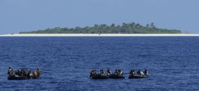 南部战区位黄岩岛领海领空及周边区域组织战备警巡