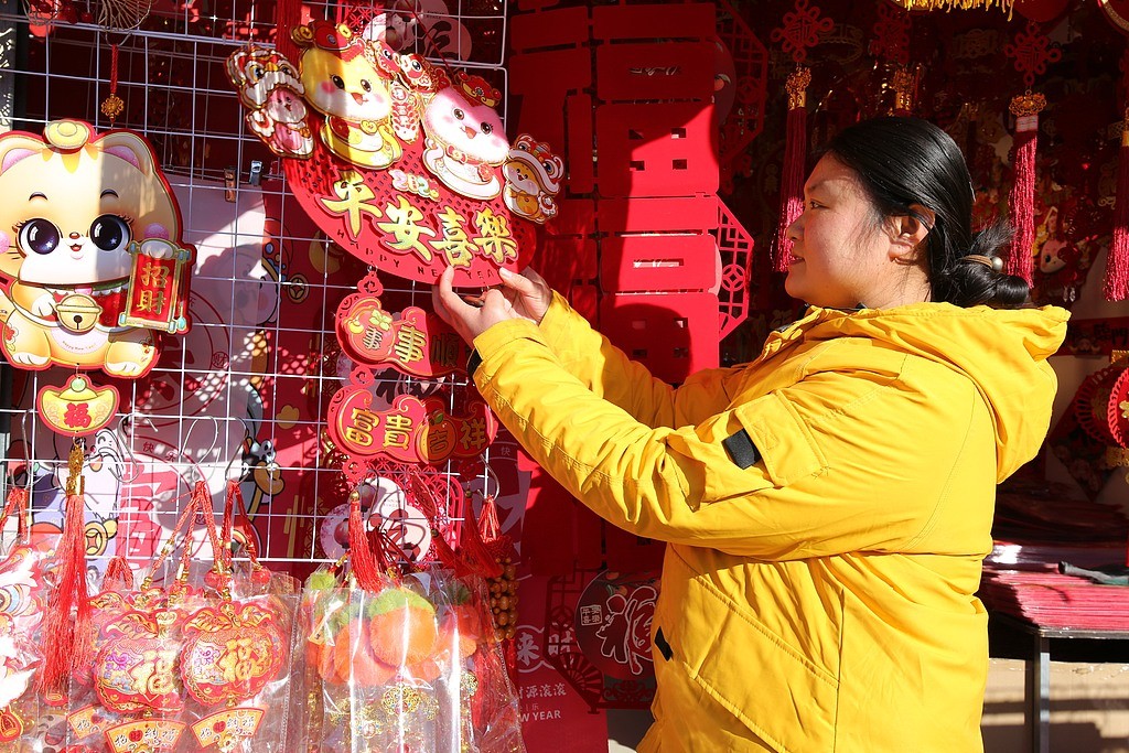 喜庆氛围浓厚 新年饰品俏销