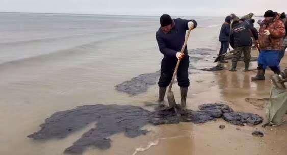 俄黑海沿岸再次现燃油污染物 清理工作持续进行